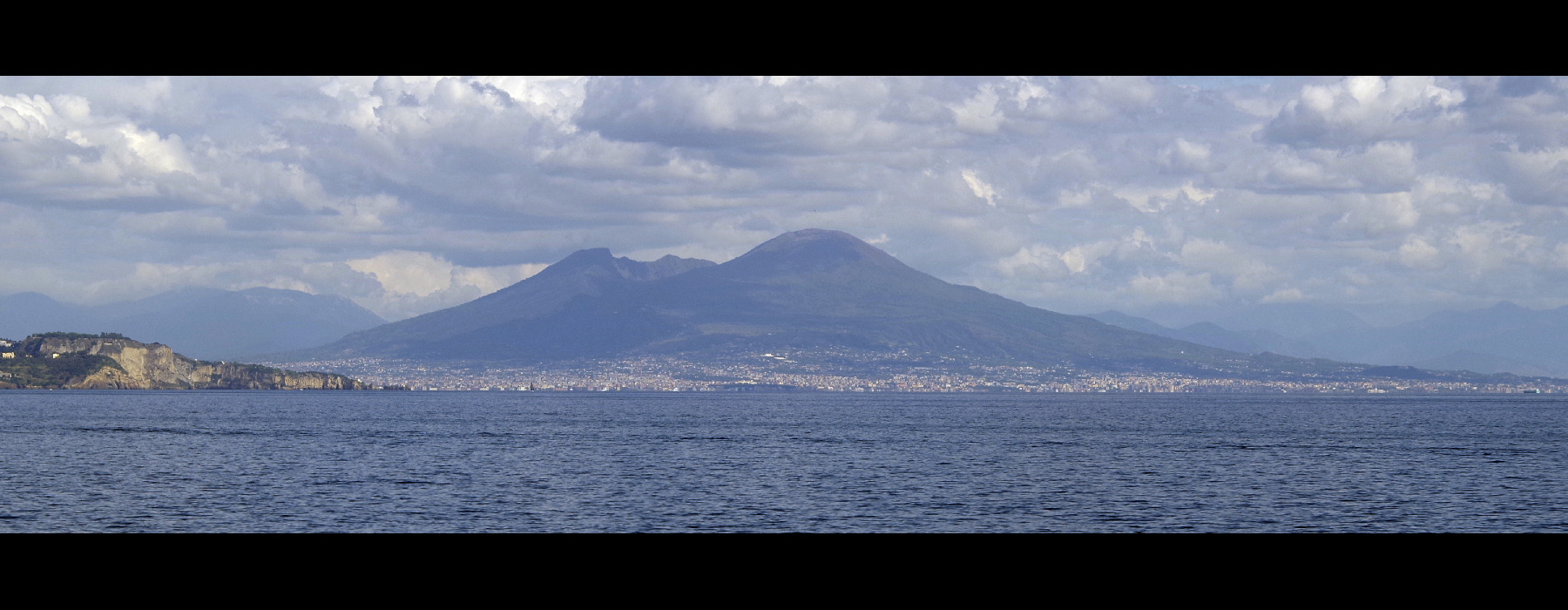 Vue sur le Vésuve de l'île de Procida. Vésuve