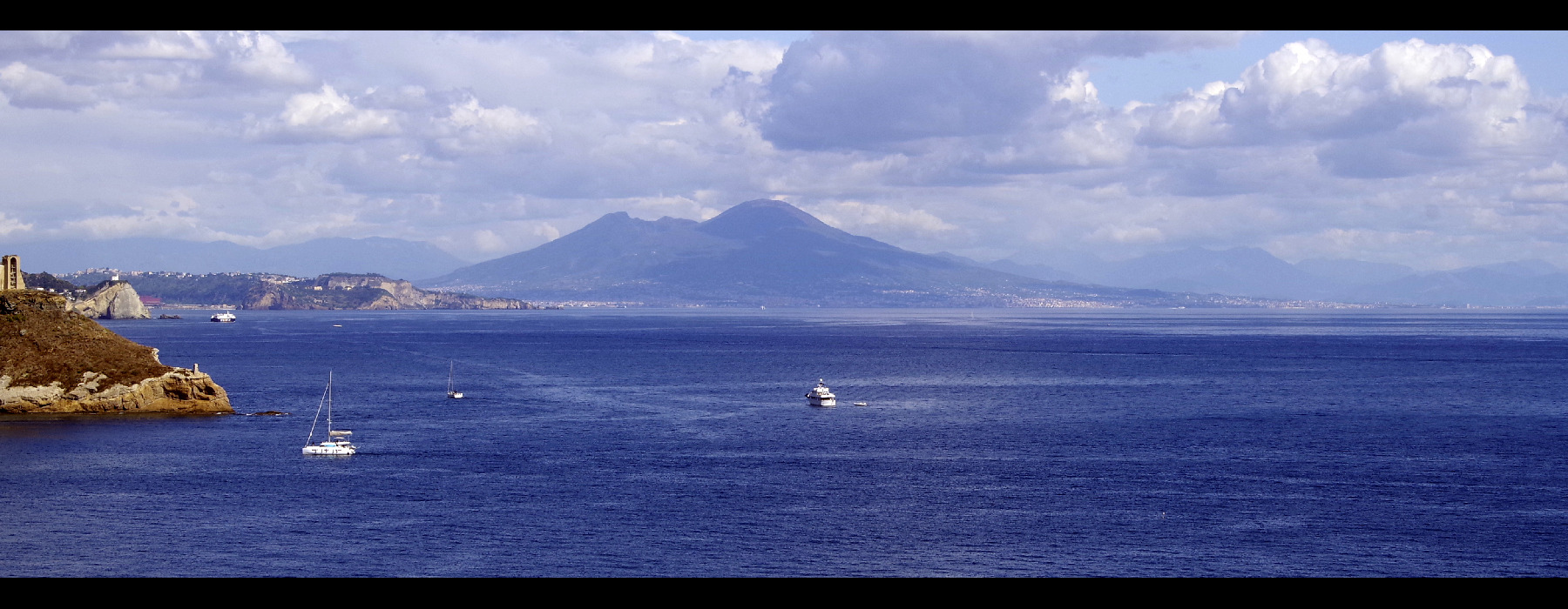 Vue sur le Vésuve de l'île de Procida. Vésuve