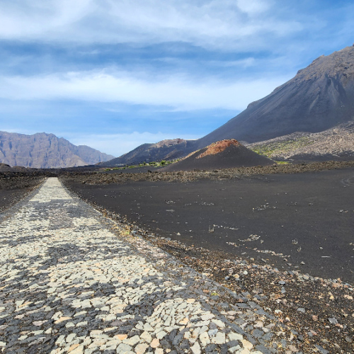 Routes pavées dans la caldeira du Pico do Fogo. Cap Vert, Fogo, le Pico do Fogo, Parc Naturel.