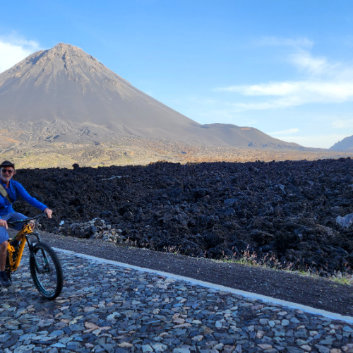 Balade en vélo dans la caldeira de Pico do Fogo. Cap Vert, Fogo, le Pico do Fogo, Parc Naturel.