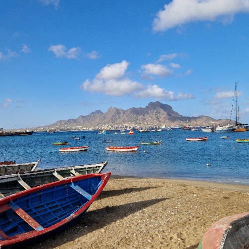 La plage du centre vile avec Santo Antao en face. Cap Vert, Soa Vicente, Mindelo