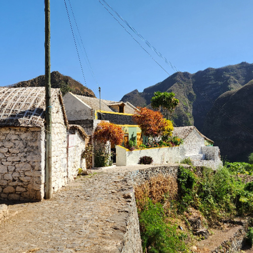 Jolie maison fleurie dominant la vallée. Cap Vert, Santo Antao, Vallee de Paul.