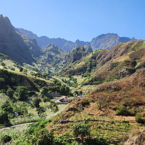 Vallée de Paùl, on distingue le col de Cova tout en haut. Cap Vert, Santo Antao, Vallee de Paul.