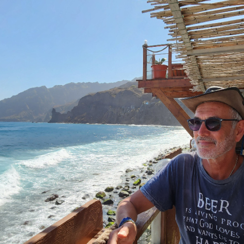 Petit bar en bord de mer. Cap Vert, Santo Antao, Vallee de Paul.