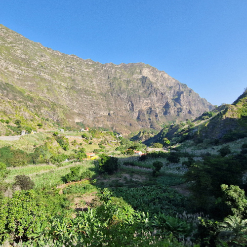 Les remparts qui ferment la vallée. Cap Vert, Santo Antao, Vallee de Paul.