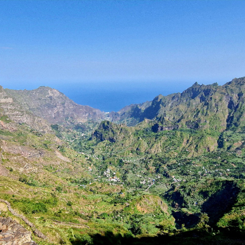 Vue du col de Cova sur la vallée de Paùl jusqu'au village côtier. Cap Vert, Santo Antao, Vallee de Paul.