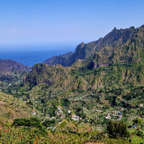 Vue du col de Cova sur la vallée de Paùl jusqu'au village côtier. Cap Vert, Santo Antao, Vallee de Paul.