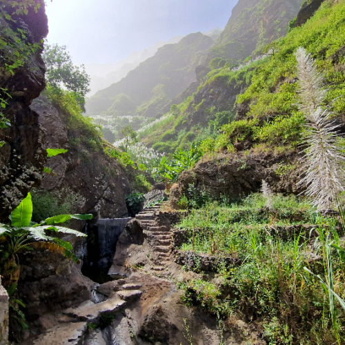 Randonnée hôtel Xoxo. Les canaux d'arrosage. Cap Vert Santo Antao Hotel Xoxo