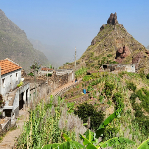 Randonnée hôtel Xoxo, arrivée dans un petit village perché sur une crête. Cap Vert Santo Antao Hotel Xoxo