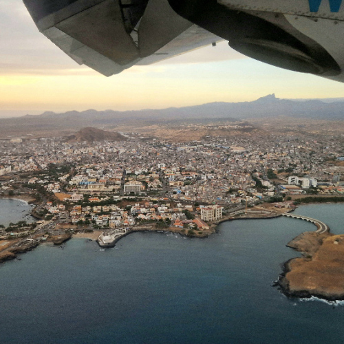 Vue sur Praia lors du vol vers Fogo. Cap Vert, Rui Vaz