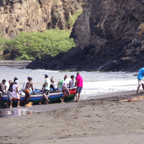 Pêcheurs sur la plage à Ribiera da Prata. Cap Vert Santiago Tarrafal