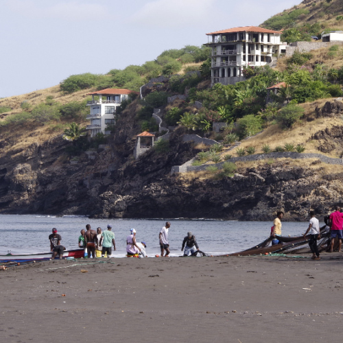 Pêcheurs sur la plage à Ribiera da Prata. Cap Vert Santiago Tarrafal