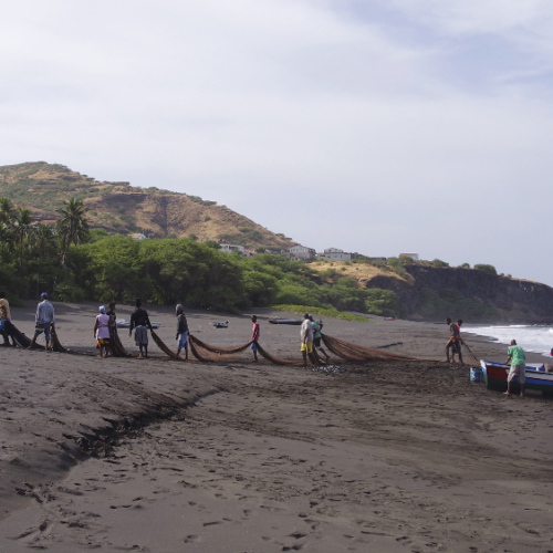 Pêcheurs sur la plage à Ribiera da Prata. Cap Vert Santiago Tarrafal