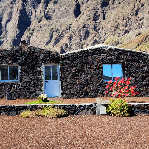 Les petites maisons reconstruites. Cap Vert, Pico Pequeno.