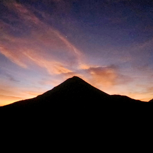 Le soleil se lève derrière Pico do Fogo. Cap Vert, Fogo, Pico Pequeno.