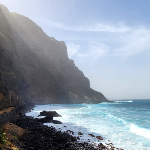 Notre chemin se rapproche de l'océan. Cap Vert Santo Antao