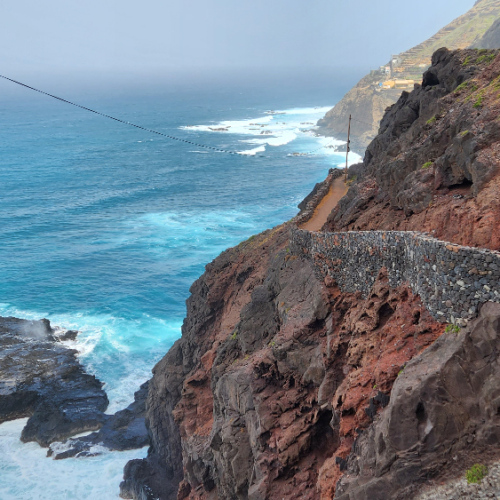Puis le chemin remonte pour trouver un passage au-dessus de la falaise. Cap Vert Santo Antao