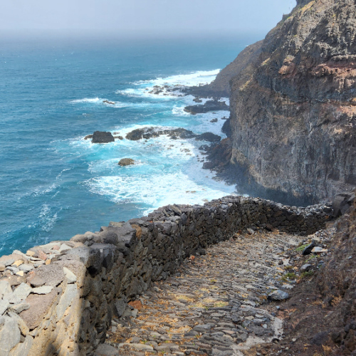 Puis le chemin remonte pour trouver un passage au-dessus de la falaise. Cap Vert Santo Antao