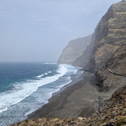 Immense plage de sable noir déserte. Cap Vert Santo Antao