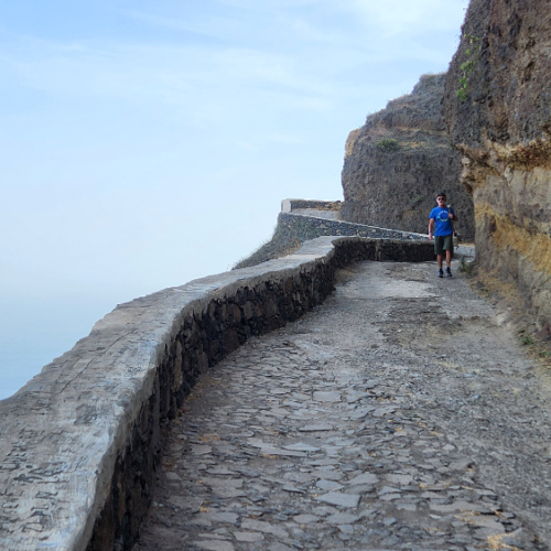 La route devient un bon chemin pavé à flanc de falaise. Cap Vert Santo Antao