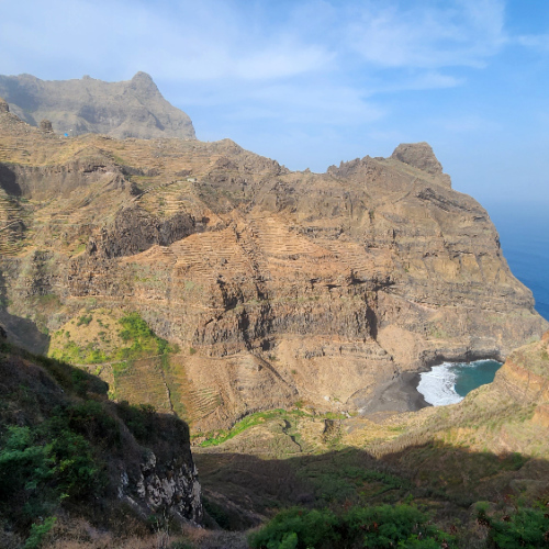 Nous voyons le sentier qui se poursuit sur l'autre versant. Cap Vert Santo Antao