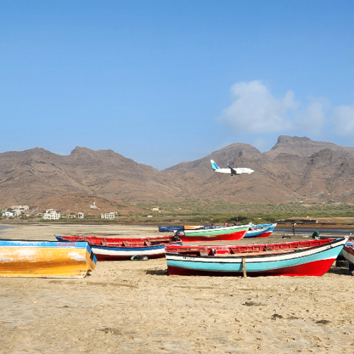 La plage à São Pedro. Un avion atterrit sur l'aéroport international de Mindelo. Cap Vert, Sao Vicente.