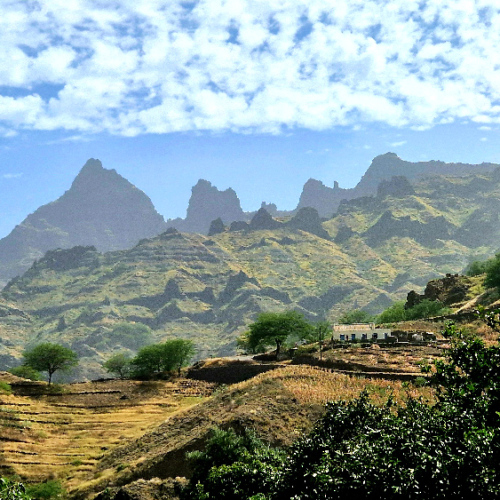 La caldeira das Patas. Chã da Morte. Les nombreux dykes sur les collines. Cap Vert, Santo Antao.