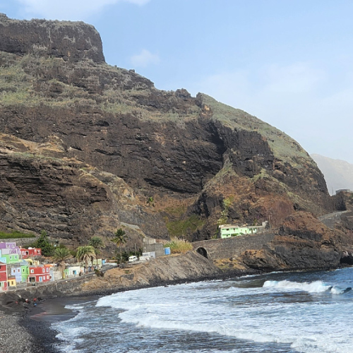 Un joli petit village coloré sur la côte. Cap Vert, Santo Antao.