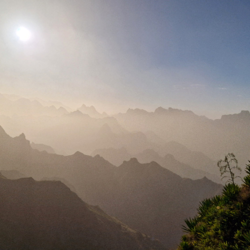 Beaucoup de brume. De magnifiques contre-jours. Cap Vert, Santo Antao.