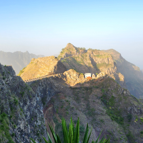 Route de Cova à Ribeira Grande. Beaucoup de brume. De magnifiques contre-jours. Cap Vert, Santo Antao.