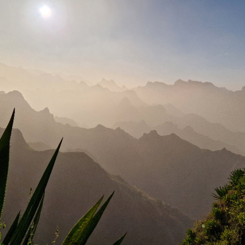 Route de Cova à Ribeira Grande. De magnifiques contre-jours. Cap Vert, Santo Antao.