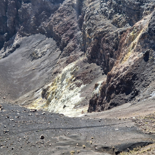 Vue sur la zone active, dépôts de soufre, fumerolles. Cap Vert, Fogo, Ascension du Pico do Fogo.