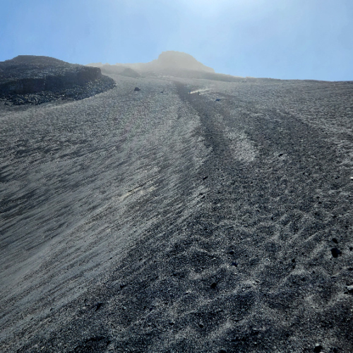 La cendre dans notre descente. Cap Vert, Fogo, Ascension du Pico do Fogo.
