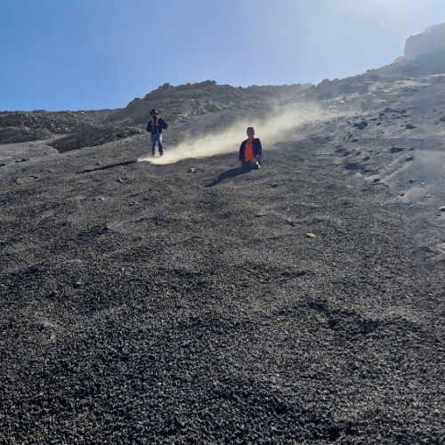 Hélias et Ludo dans la descente. Cap Vert, Fogo, Ascension du Pico do Fogo.