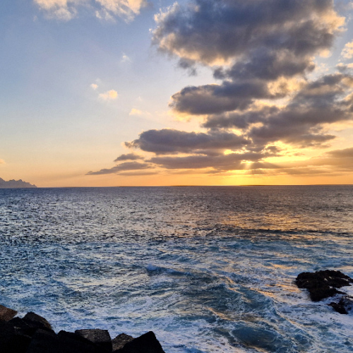 Coucher de soleil sur Agaete et la queue de Dragon au fond. Grande Canarie, Agaete.