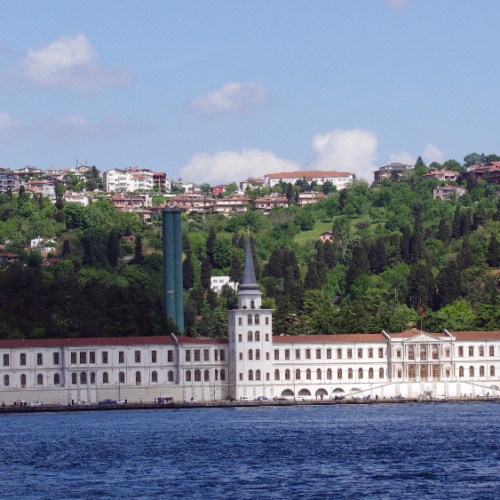 Istanbul, croisière sur le Bosphore. L'école militaire. Istanbul, croisière sur le Bosphore. L'école militaire.