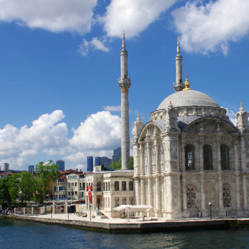 Istanbul, croisière sur le Bosphore. La Mosquée d'Ortakoy. Istanbul, croisière sur le Bosphore. La Mosquée d'Ortakoy.