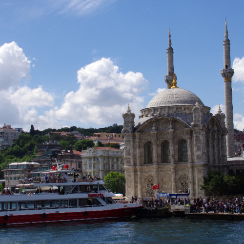 Istanbul, croisière sur le Bosphore. La Mosquée d'Ortakoy. Istanbul, croisière sur le Bosphore. La Mosquée d'Ortakoy.