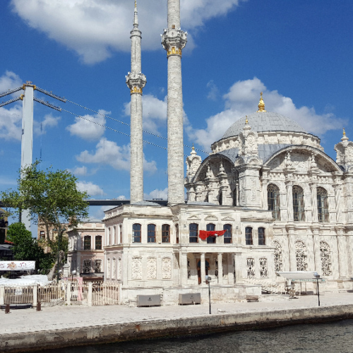 Istanbul, croisière sur le Bosphore. La Mosquée d'Ortakoy. Istanbul, croisière sur le Bosphore. La Mosquée d'Ortakoy.