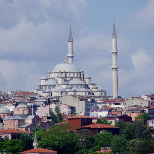 Istanbul, croisière sur le Bosphore. La Mosquée Gazi Atik Ali Pasha. Istanbul, croisière sur le Bosphore. La Mosquée Gazi Atik Ali Pasha.