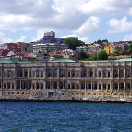 Istanbul, croisière sur le Bosphore. Le palais-çırağan. Istanbul, croisière sur le Bosphore. Le palais-çırağan.