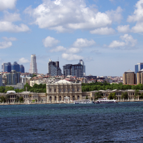 Istanbul, croisière sur le Bosphore. Le Palais de Dolmabahçe. Istanbul, croisière sur le Bosphore. Le Palais de Dolmabahçe.