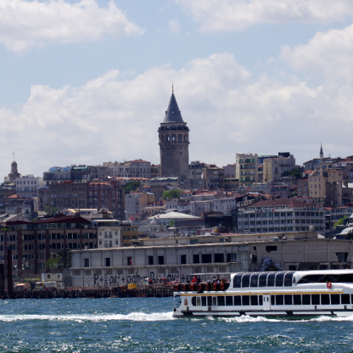 Istanbul, croisière sur le Bosphore. La Tour Galata. Istanbul, croisière sur le Bosphore. La Tour Galata.