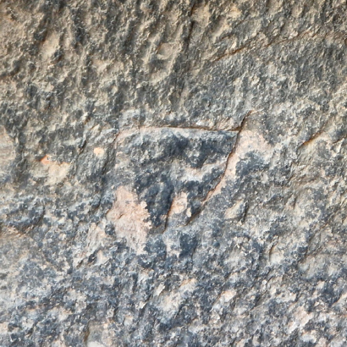 Les grottes de Caballero. Le triangle gravé, symbole féminin. Grande Canarie, Vallée Tejeda.