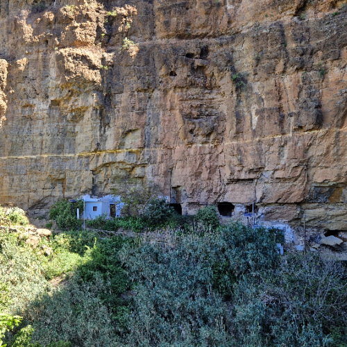 Des habitations troglodytes abandonnées. Grande Canarie, vallée d'Agaete.