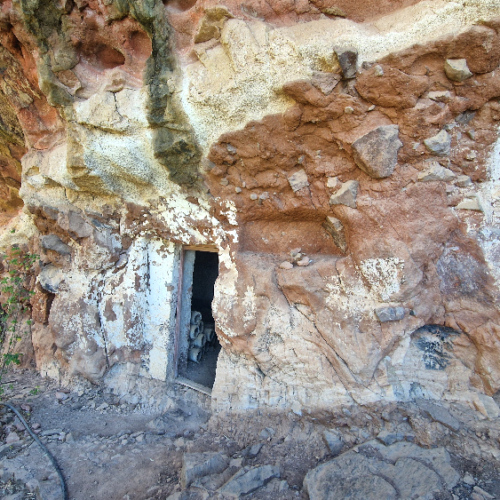 Des habitations troglodytes abandonnées. Grande Canarie, vallée d'Agaete.