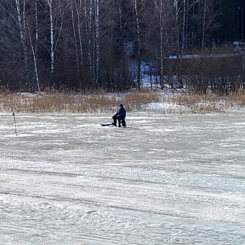 Pêcheurs sur la rivière Porvoonjoki. Finlande, Porvoo.