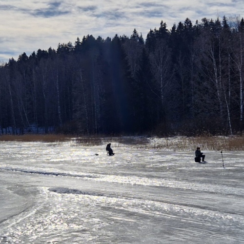 Pêcheurs sur la rivière Porvoonjoki. Finlande, Porvoo.