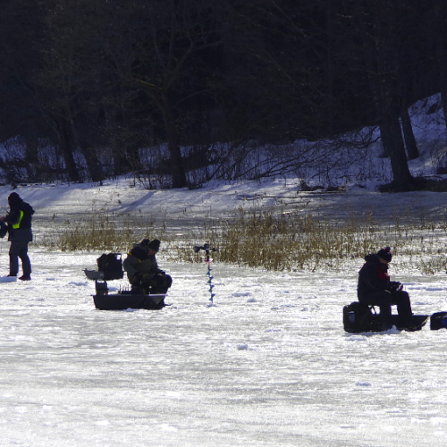 Pêcheurs sur la rivière Porvoonjoki. Finlande, Porvoo.