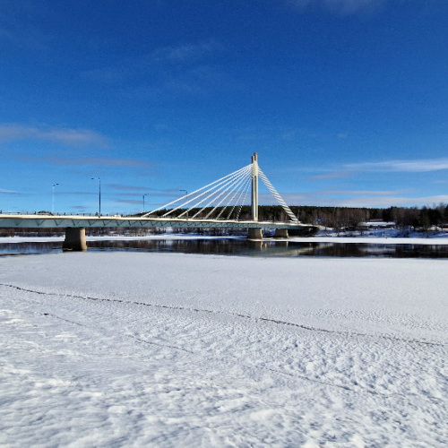 Rovaniemi, le pont sur la kemijoki. Finlande, Laponie.